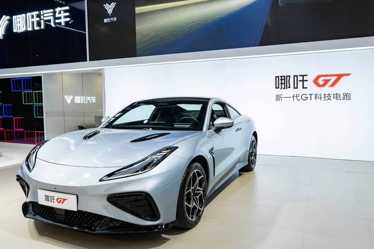 深圳319哪吒汽车在智能汽车领域的表现，领途汽车在新能源汽车市场中的影响力